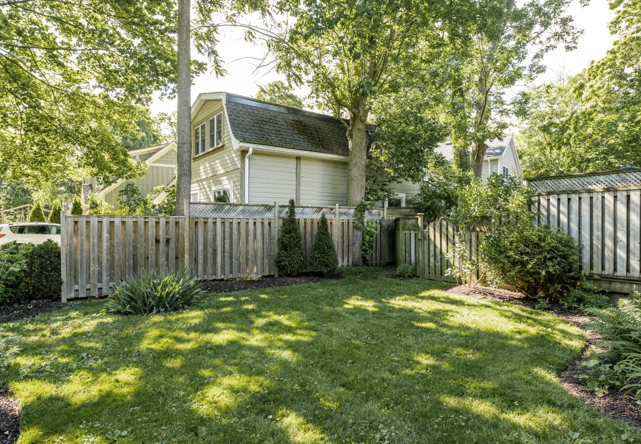 House in Niagara-on-the-Lake - Dreamweaver Cottage is Dog Friendly! Steps from Lake Ontario