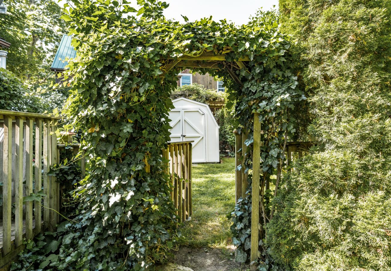House in Niagara-on-the-Lake - Dreamweaver Cottage is Dog Friendly! Steps from Lake Ontario