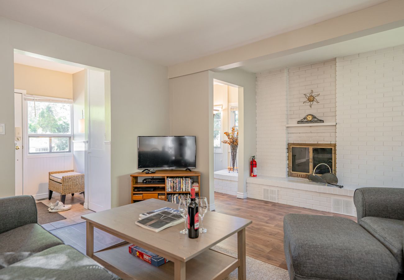 House in Niagara-on-the-Lake - Dreamweaver Cottage is Dog Friendly! Steps from Lake Ontario House in Niagara-on-the-Lake - Dreamweaver Cottage is Dog Friendly! Steps from Lake Ontario