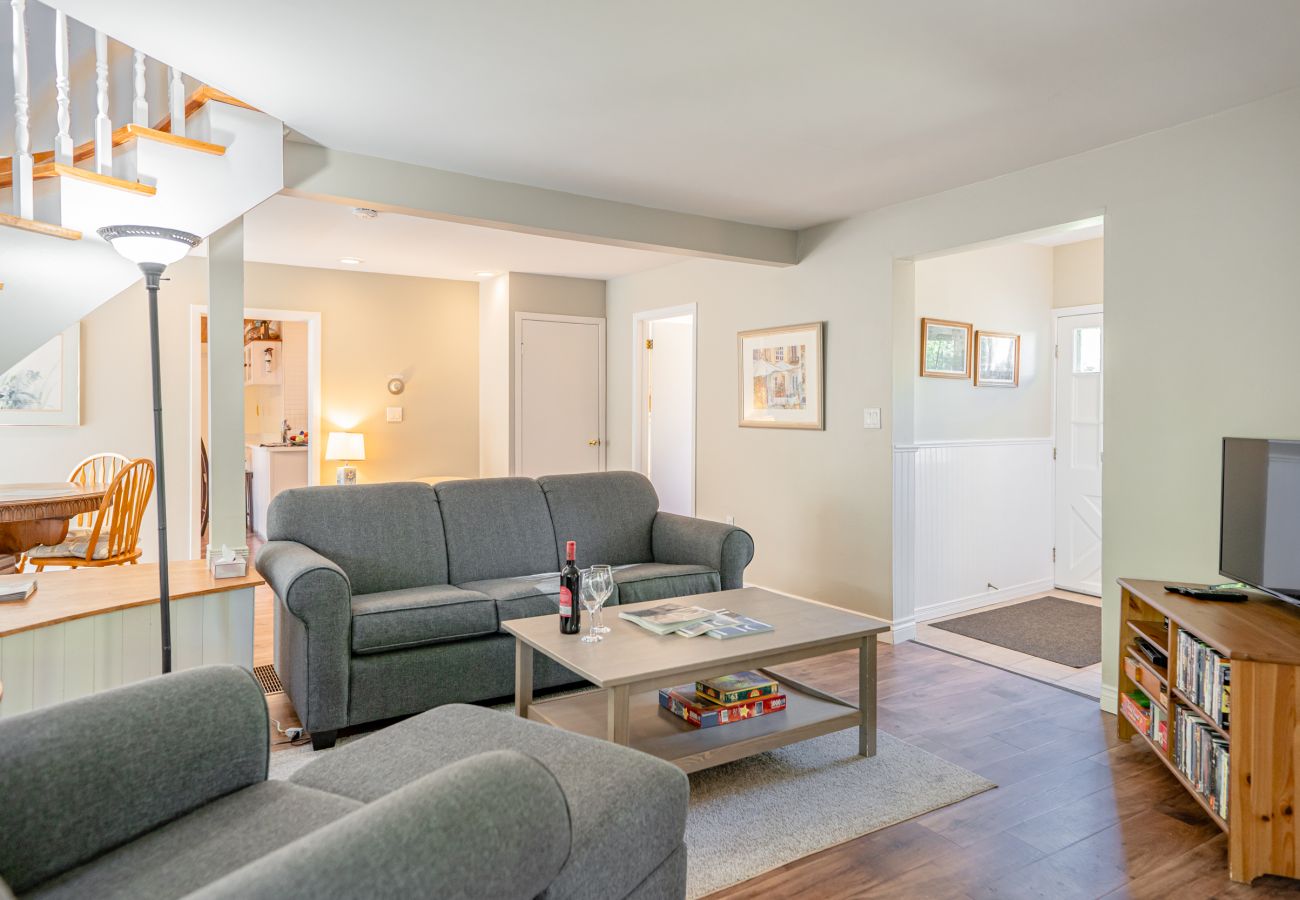 House in Niagara-on-the-Lake - Dreamweaver Cottage is Dog Friendly! Steps from Lake Ontario