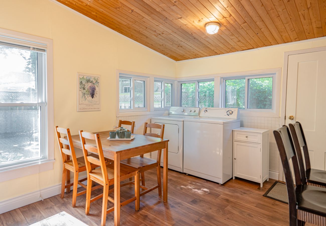 House in Niagara-on-the-Lake - Dreamweaver Cottage is Dog Friendly! Steps from Lake Ontario