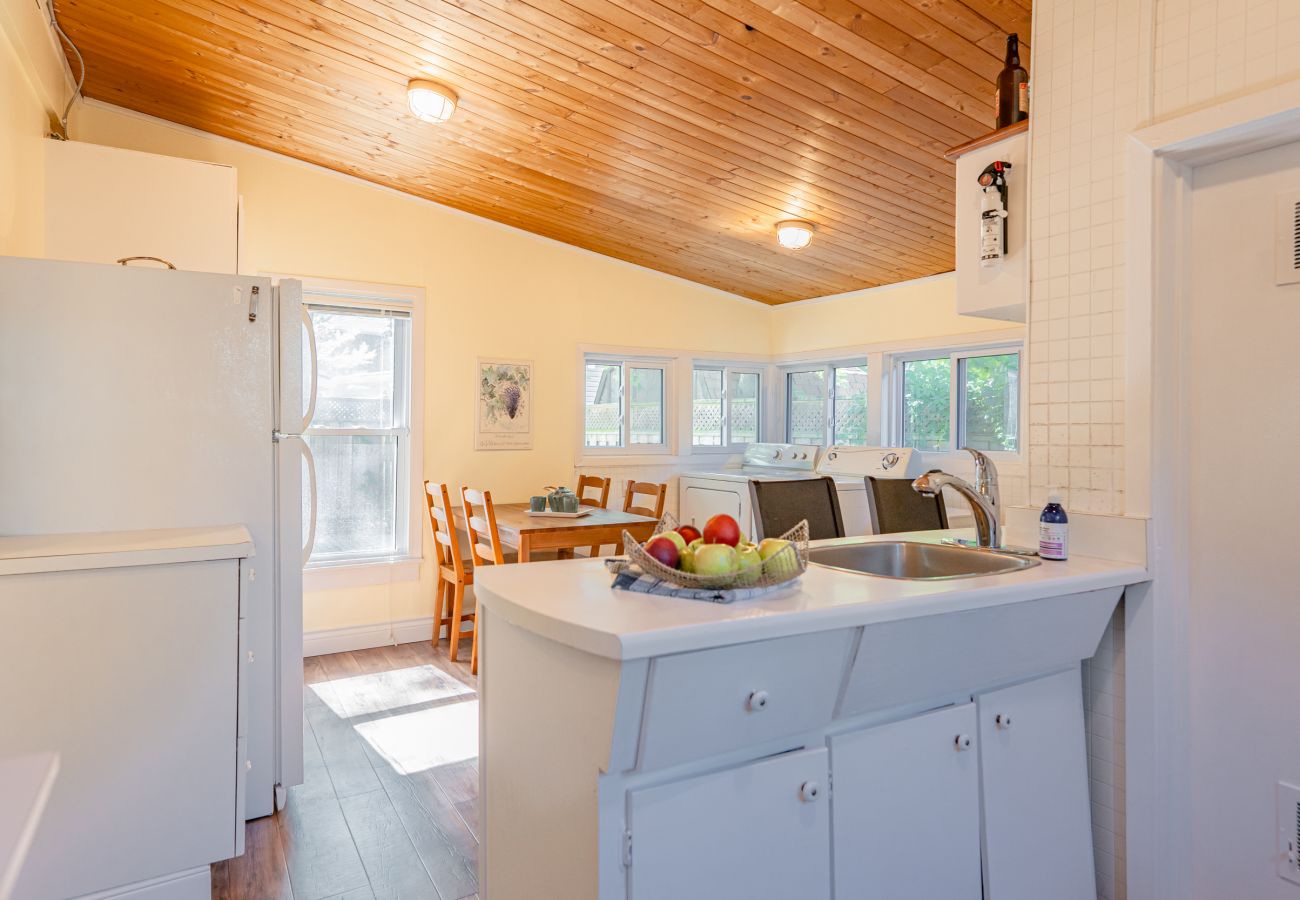 House in Niagara-on-the-Lake - Dreamweaver Cottage is Dog Friendly! Steps from Lake Ontario