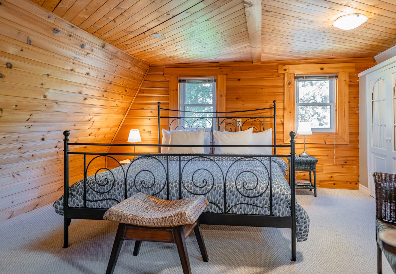 House in Niagara-on-the-Lake - Dreamweaver Cottage is Dog Friendly! Steps from Lake Ontario