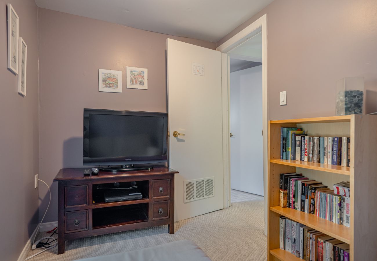 House in Niagara-on-the-Lake - Dreamweaver Cottage is Dog Friendly! Steps from Lake Ontario