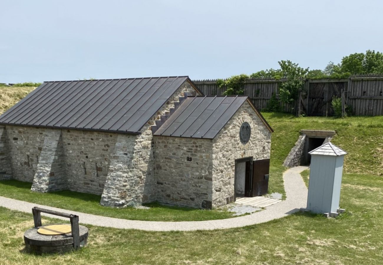 House in Niagara-on-the-Lake - Dreamweaver Cottage is Dog Friendly! Steps from Lake Ontario